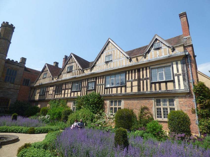 Top 3 Stately Homes to Visit in Warwickshire this Spring